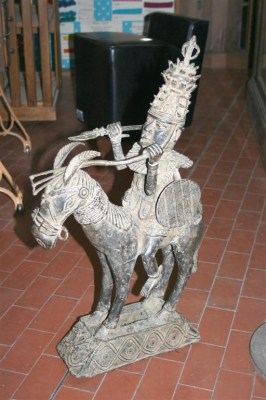 scultura in bronzo guerriero a cavallo